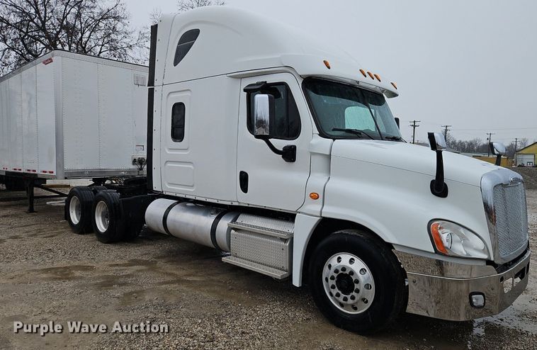 image for item EI3621 2016 Freightliner  Cascadia semi truck