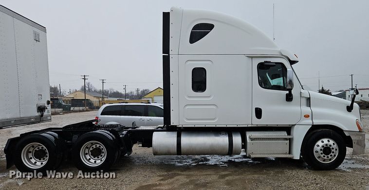 image for item EI3621 2016 Freightliner  Cascadia semi truck