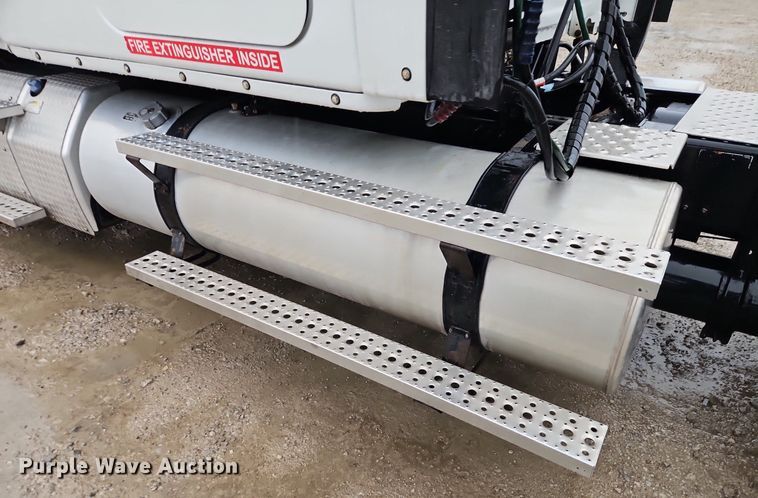 image for item EI3621 2016 Freightliner  Cascadia semi truck