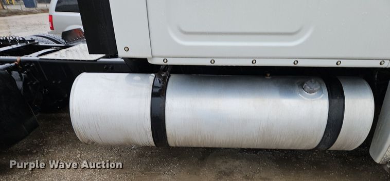 image for item EI3621 2016 Freightliner  Cascadia semi truck