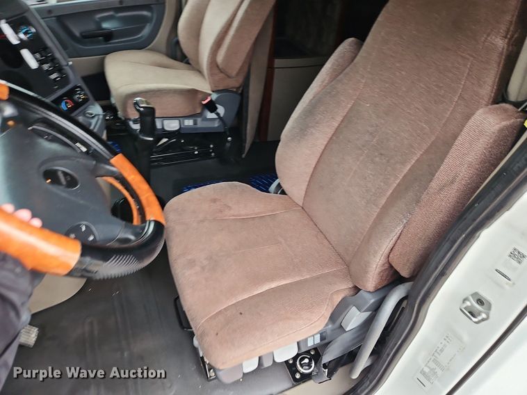 image for item EI3621 2016 Freightliner  Cascadia semi truck