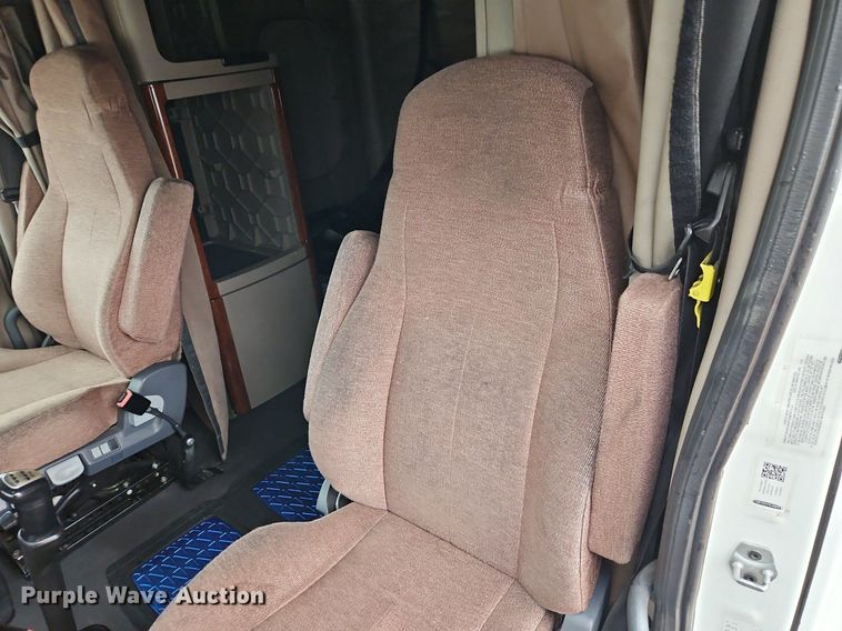 image for item EI3621 2016 Freightliner  Cascadia semi truck