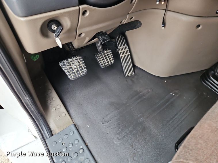 image for item EI3621 2016 Freightliner  Cascadia semi truck