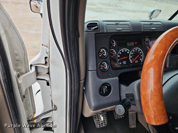 image for item EI3621 2016 Freightliner  Cascadia semi truck