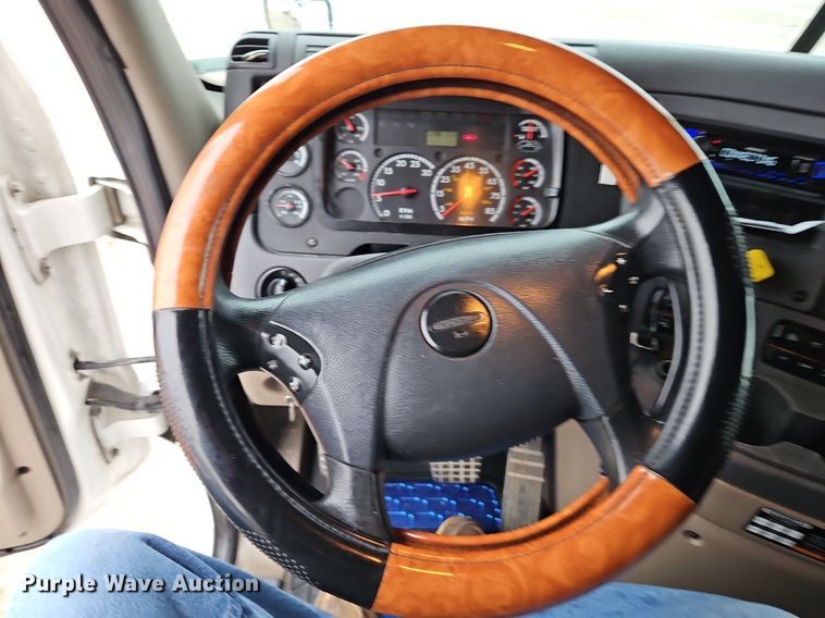 image for item EI3621 2016 Freightliner  Cascadia semi truck