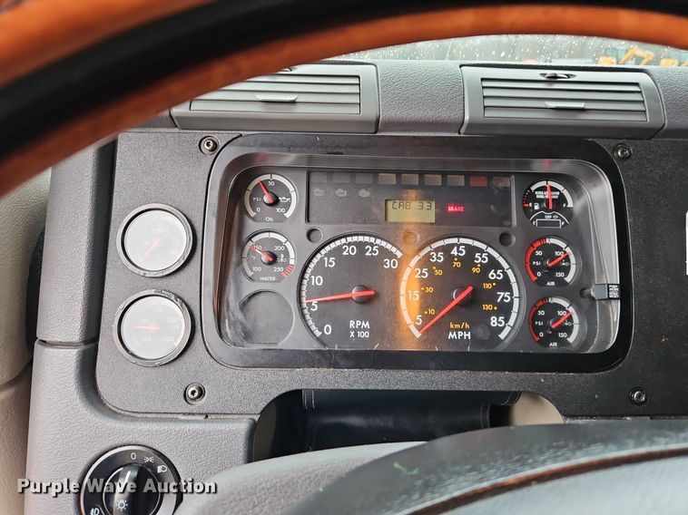 image for item EI3621 2016 Freightliner  Cascadia semi truck