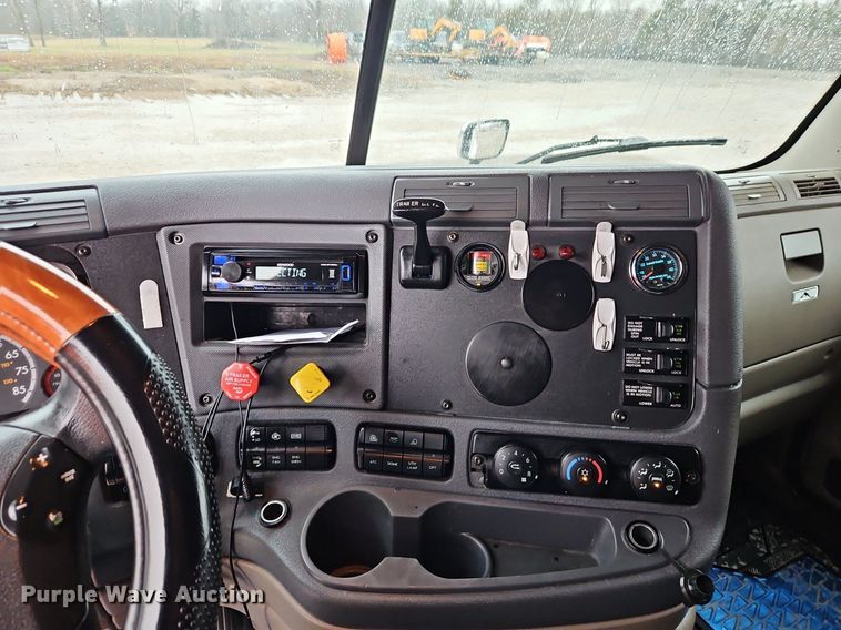 image for item EI3621 2016 Freightliner  Cascadia semi truck