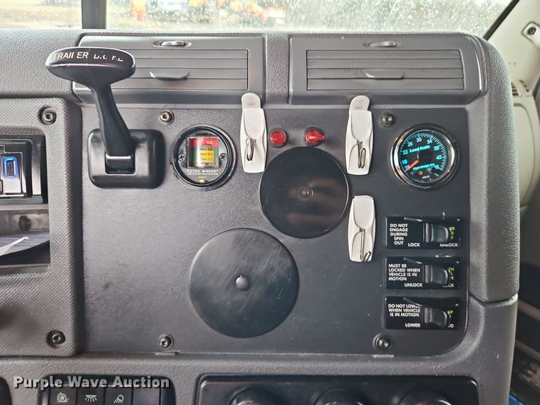 image for item EI3621 2016 Freightliner  Cascadia semi truck