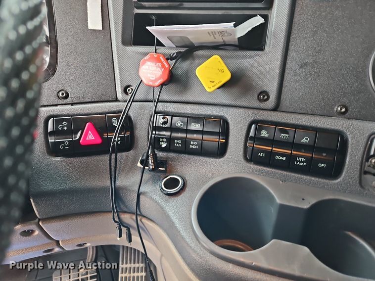 image for item EI3621 2016 Freightliner  Cascadia semi truck