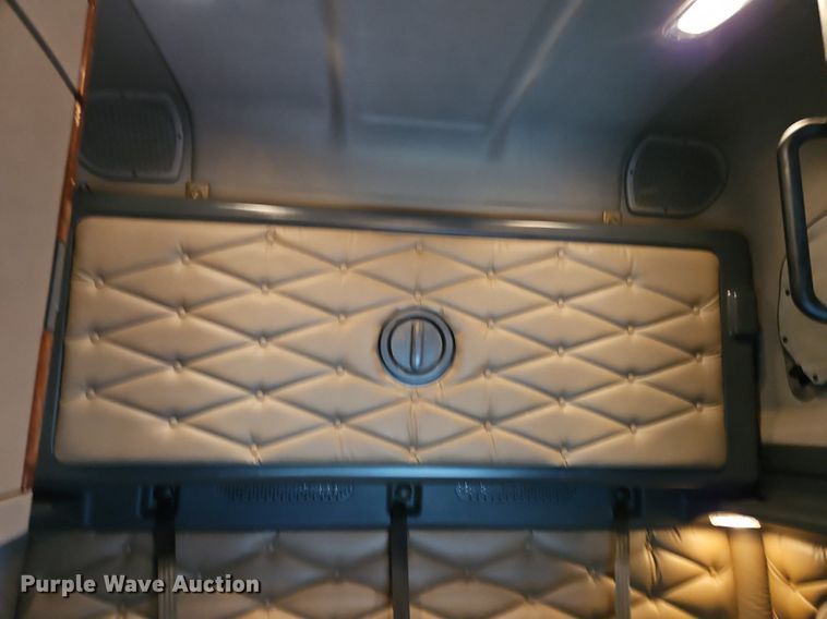 image for item EI3621 2016 Freightliner  Cascadia semi truck