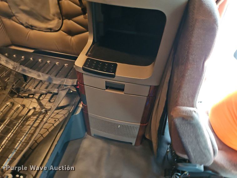 image for item EI3621 2016 Freightliner  Cascadia semi truck