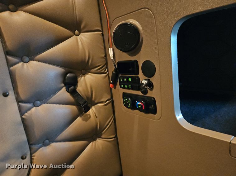 image for item EI3621 2016 Freightliner  Cascadia semi truck