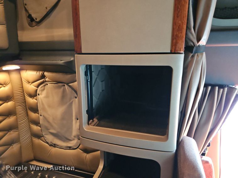 image for item EI3621 2016 Freightliner  Cascadia semi truck