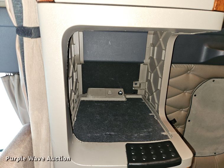 image for item EI3621 2016 Freightliner  Cascadia semi truck