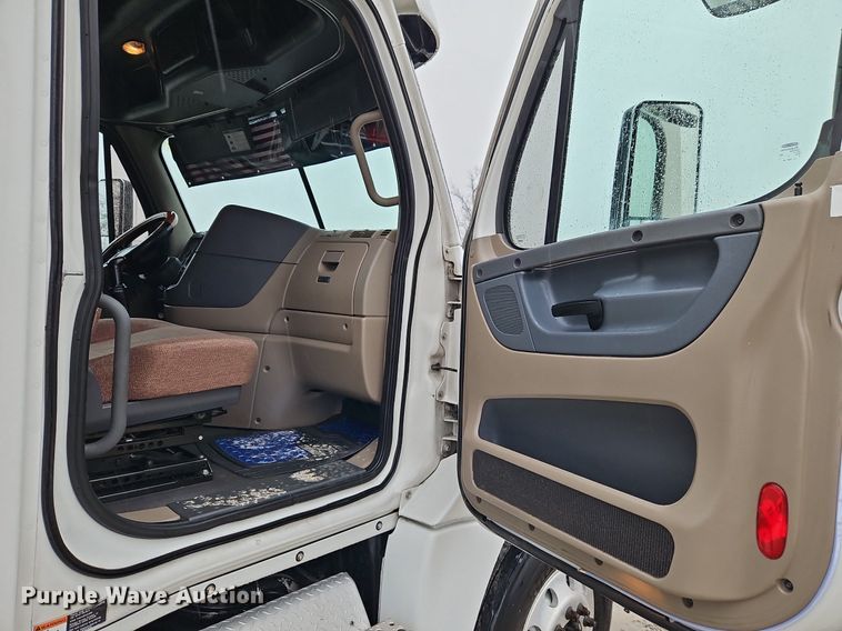 image for item EI3621 2016 Freightliner  Cascadia semi truck