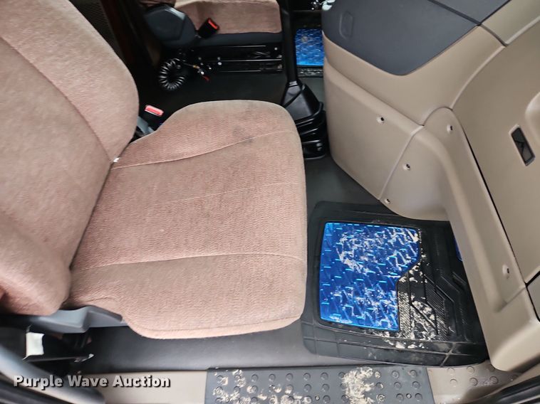 image for item EI3621 2016 Freightliner  Cascadia semi truck