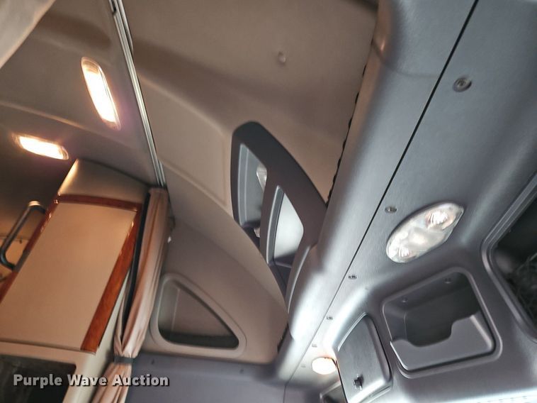 image for item EI3621 2016 Freightliner  Cascadia semi truck