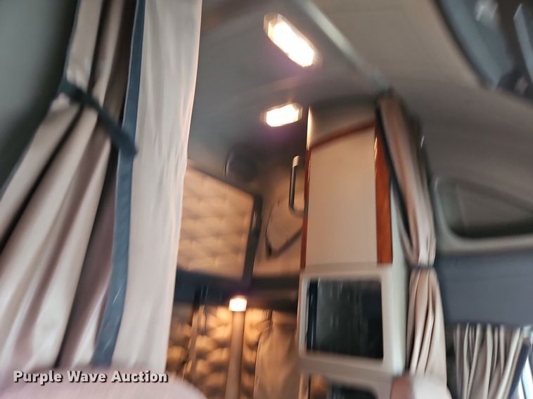 image for item EI3621 2016 Freightliner  Cascadia semi truck