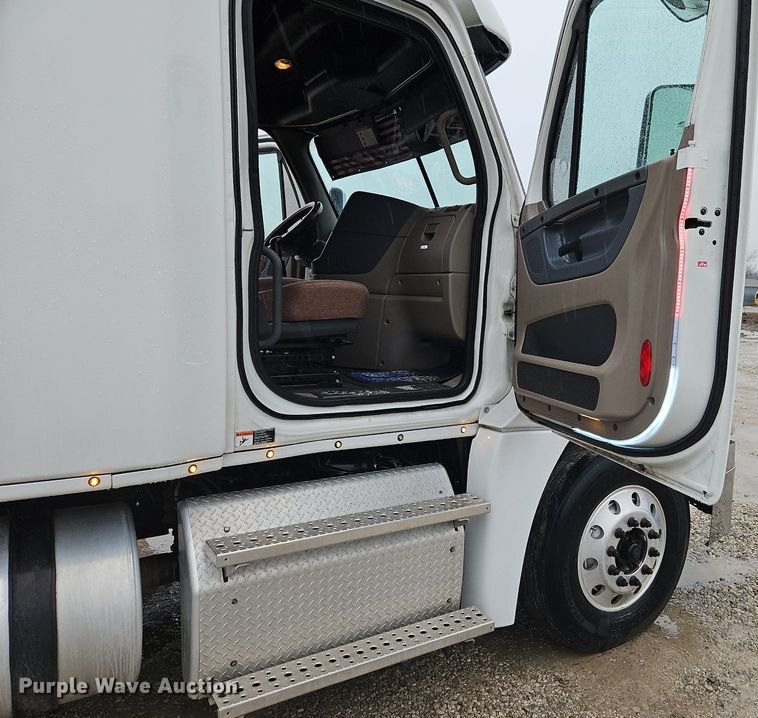 image for item EI3621 2016 Freightliner  Cascadia semi truck