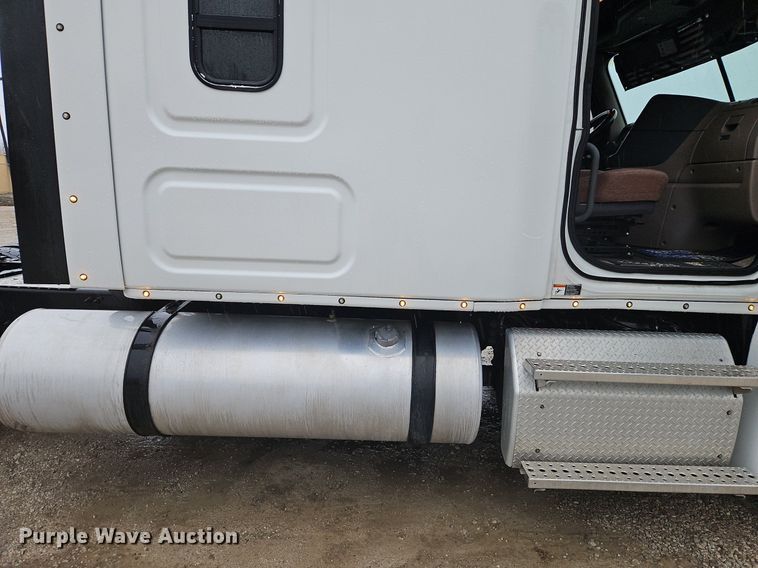 image for item EI3621 2016 Freightliner  Cascadia semi truck