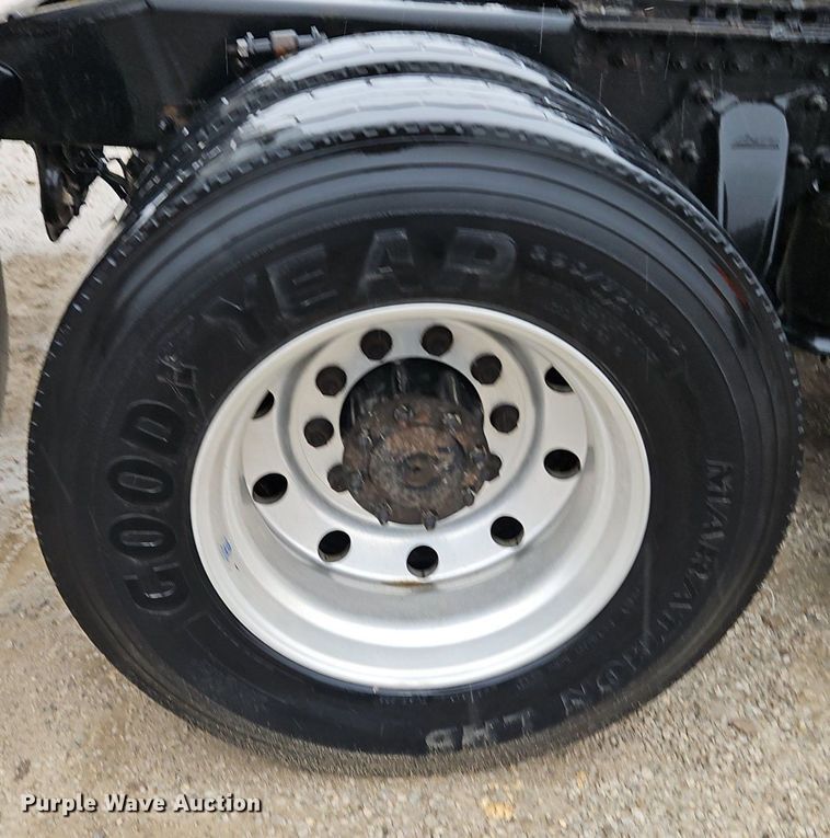 image for item EI3621 2016 Freightliner  Cascadia semi truck