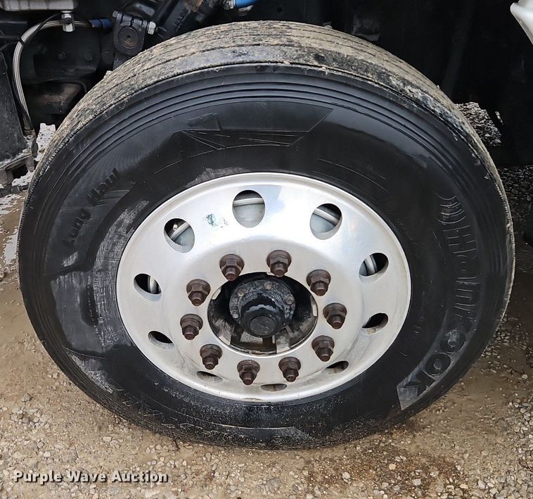 image for item EI3621 2016 Freightliner  Cascadia semi truck