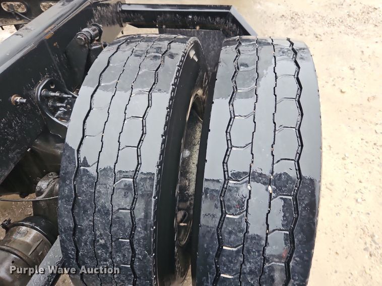 image for item EI3621 2016 Freightliner  Cascadia semi truck