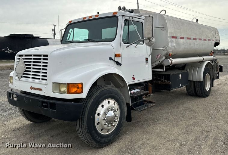 image for item EJ0216 1990 International  4900 fuel truck