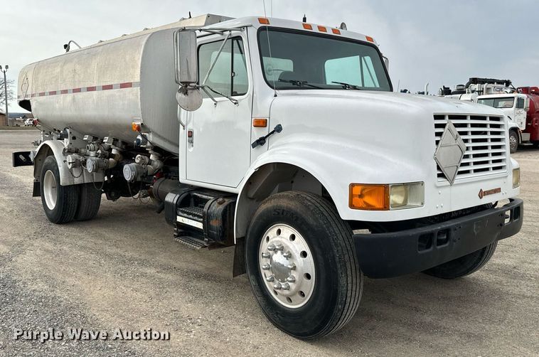 image for item EJ0216 1990 International  4900 fuel truck