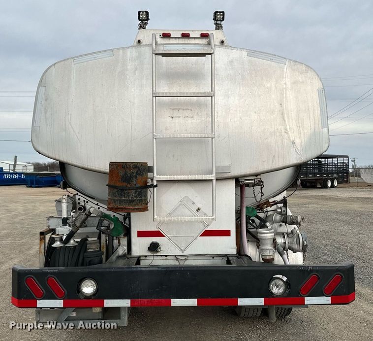 image for item EJ0216 1990 International  4900 fuel truck