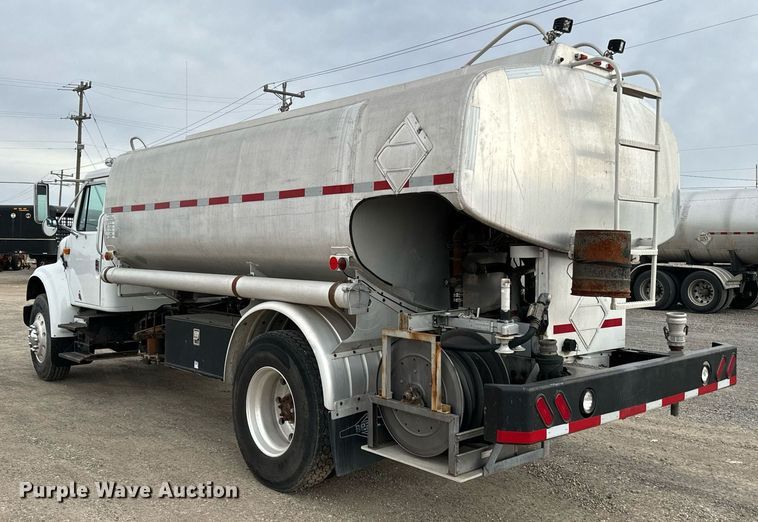 image for item EJ0216 1990 International  4900 fuel truck
