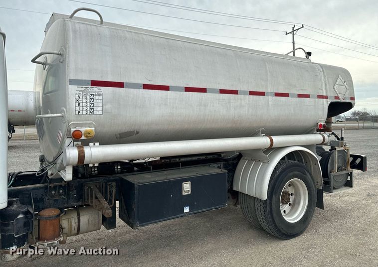 image for item EJ0216 1990 International  4900 fuel truck