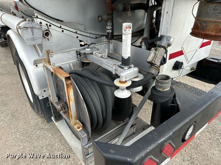 image for item EJ0216 1990 International  4900 fuel truck