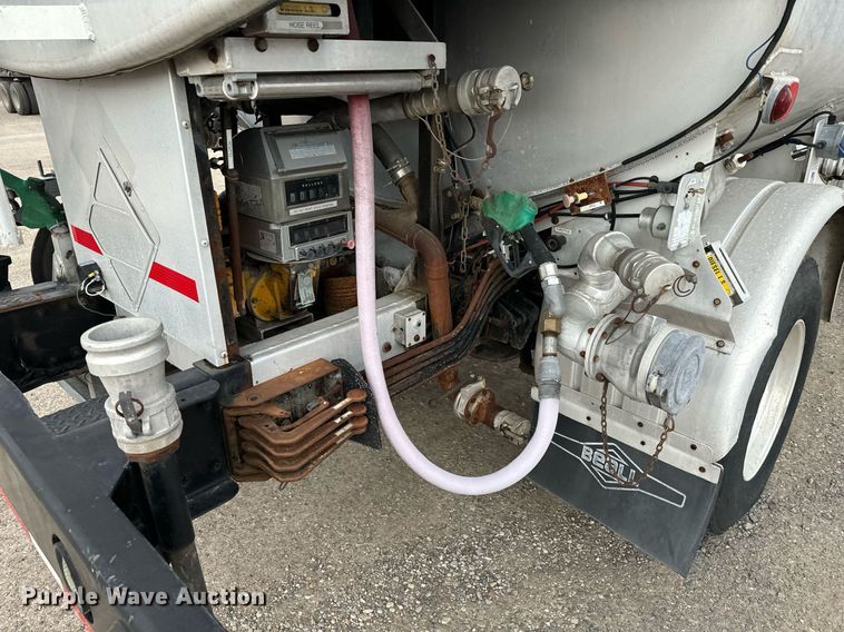 image for item EJ0216 1990 International  4900 fuel truck