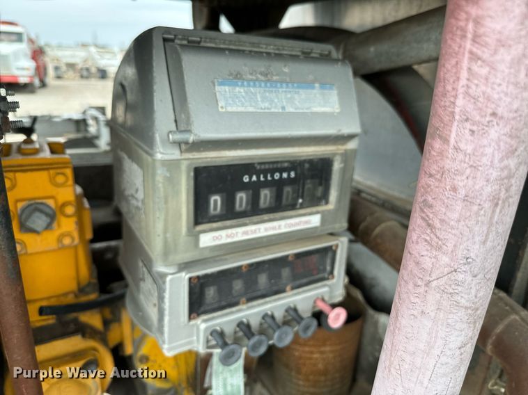 image for item EJ0216 1990 International  4900 fuel truck