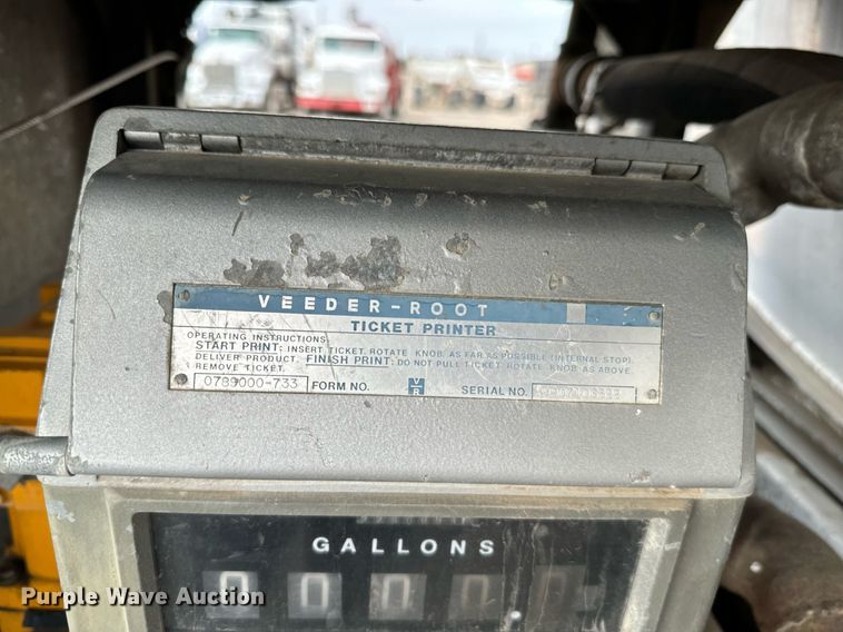 image for item EJ0216 1990 International  4900 fuel truck