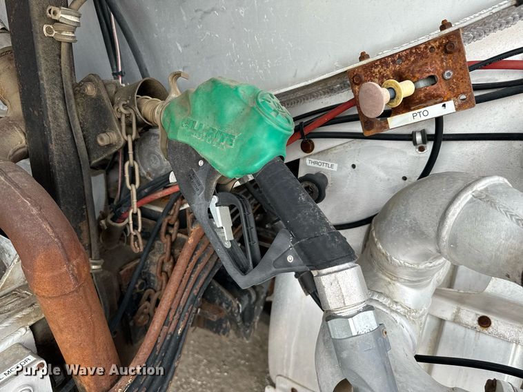 image for item EJ0216 1990 International  4900 fuel truck