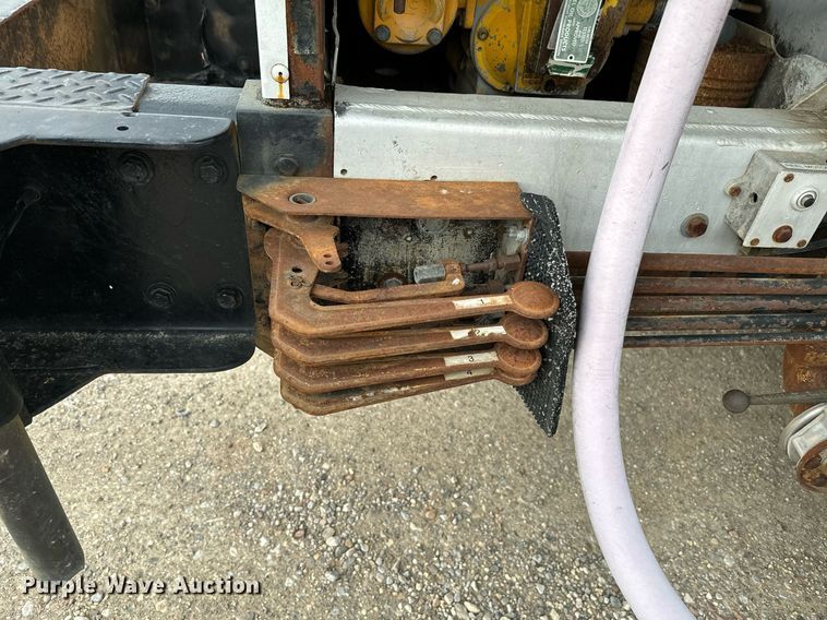 image for item EJ0216 1990 International  4900 fuel truck