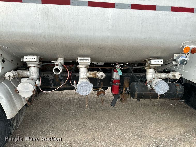 image for item EJ0216 1990 International  4900 fuel truck