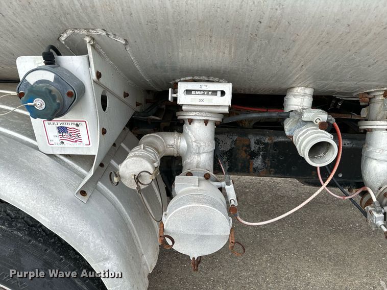 image for item EJ0216 1990 International  4900 fuel truck