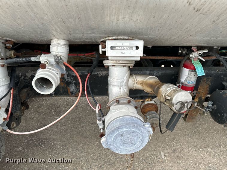 image for item EJ0216 1990 International  4900 fuel truck