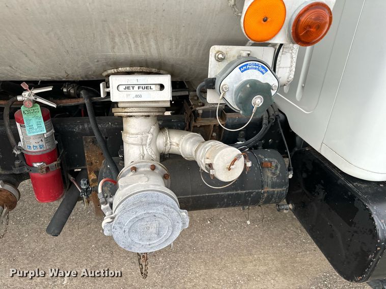 image for item EJ0216 1990 International  4900 fuel truck