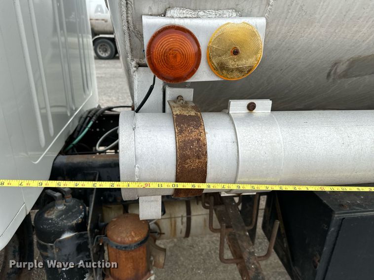 image for item EJ0216 1990 International  4900 fuel truck