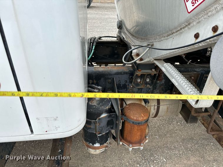 image for item EJ0216 1990 International  4900 fuel truck