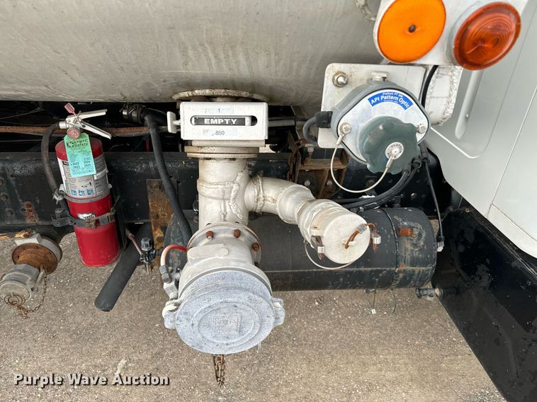 image for item EJ0216 1990 International  4900 fuel truck