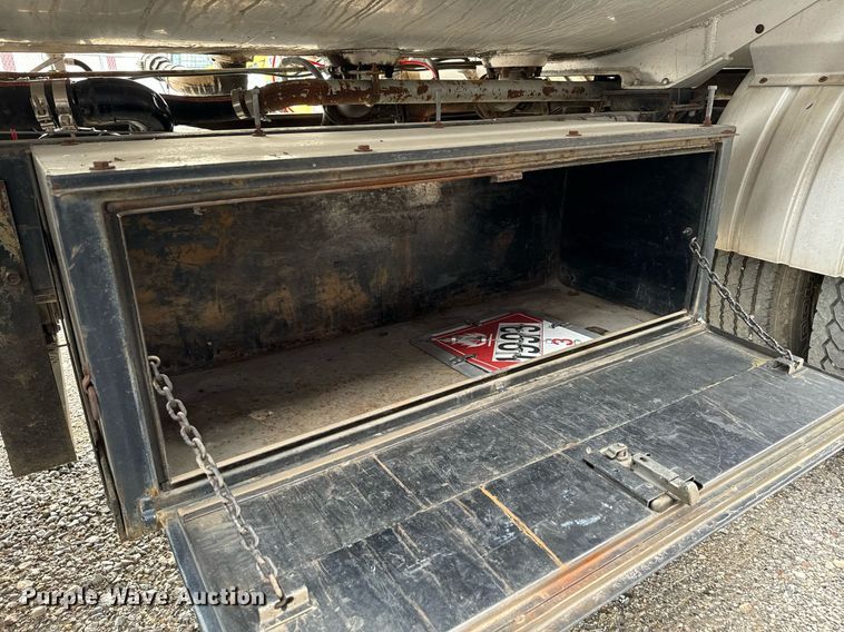 image for item EJ0216 1990 International  4900 fuel truck