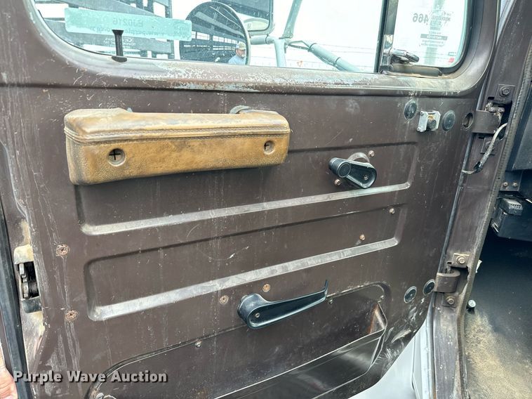 image for item EJ0216 1990 International  4900 fuel truck