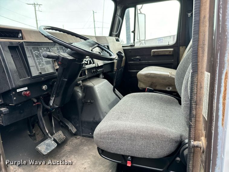 image for item EJ0216 1990 International  4900 fuel truck