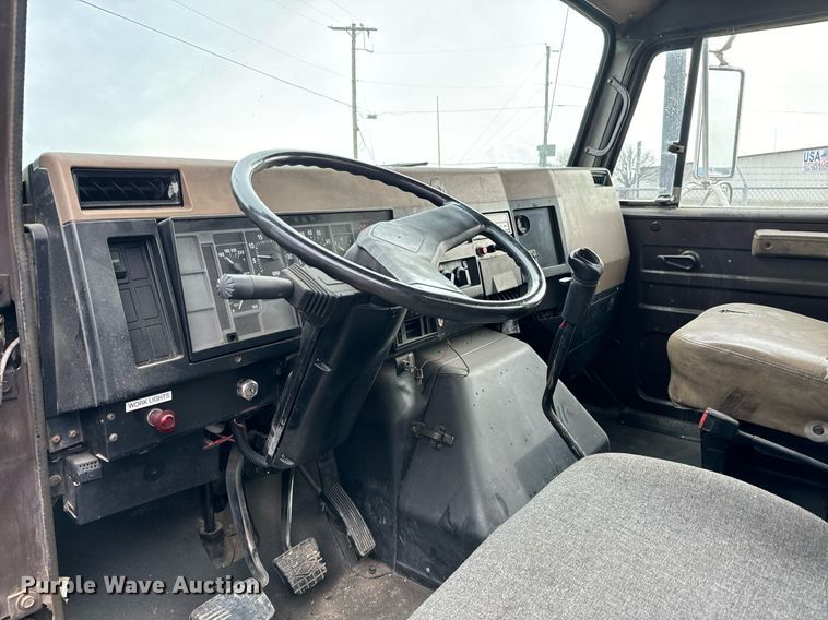 image for item EJ0216 1990 International  4900 fuel truck