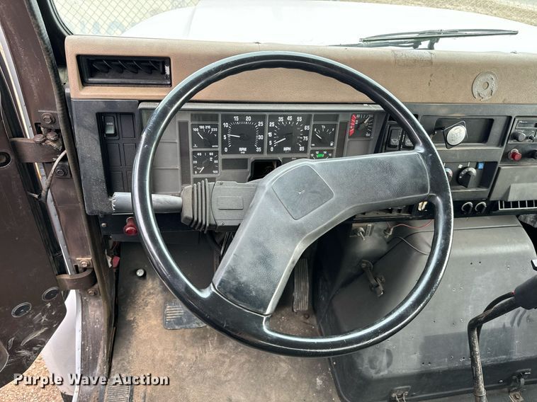 image for item EJ0216 1990 International  4900 fuel truck